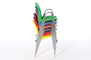 Der Stuhl kann zu sicher stehenden Stapeln aufgestellt werden